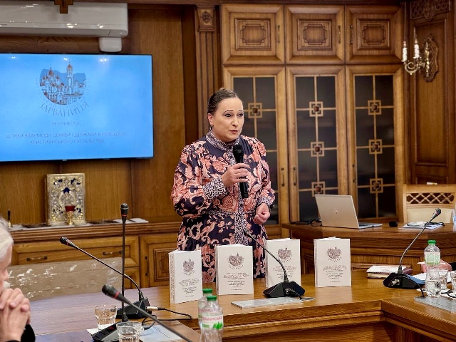 Проф. З.Лановик під час презентації Збірника матеріалів попередньої конференції.